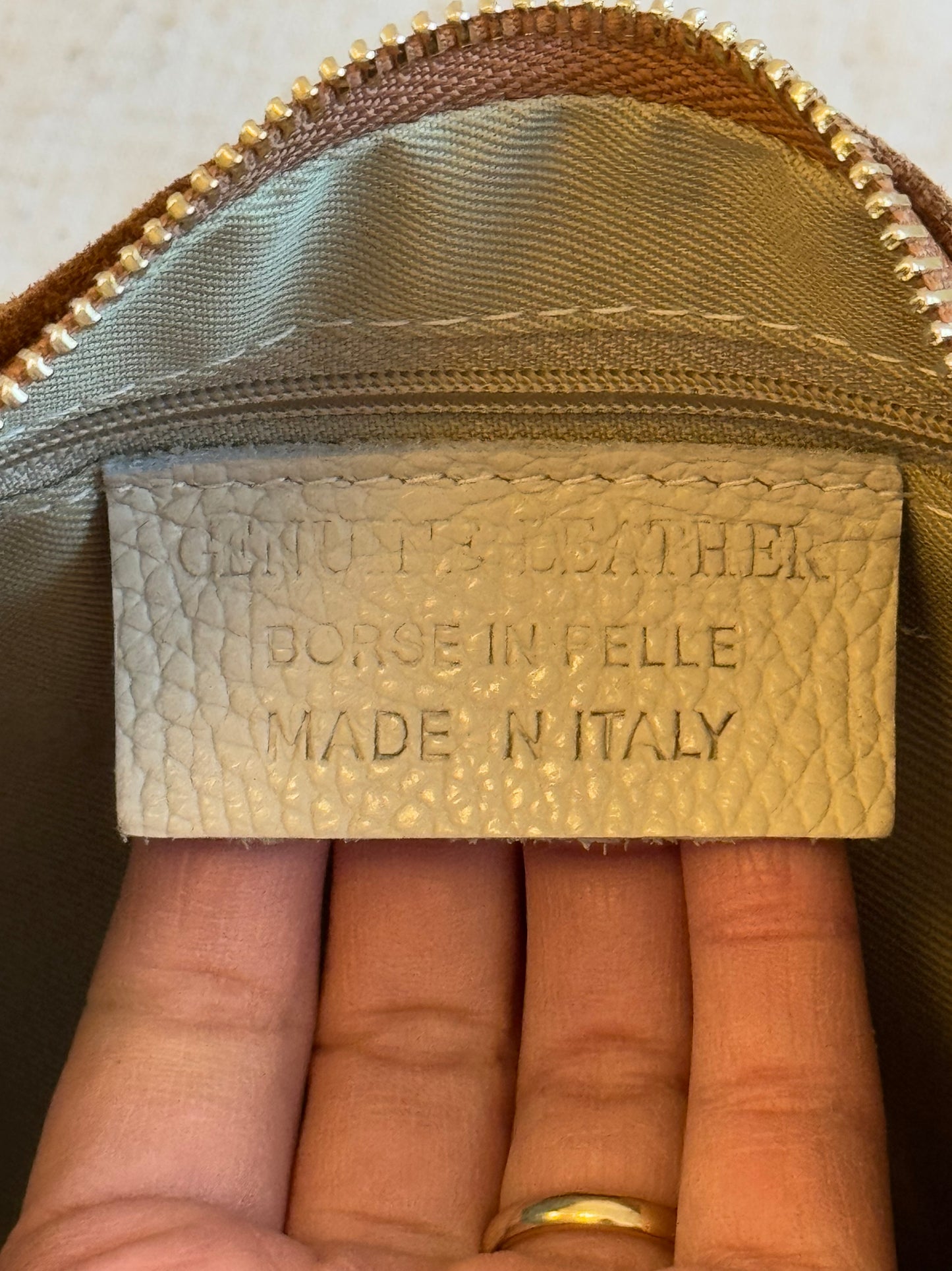 Borsa a spalla Agata camoscio - misura piccola, con tracolla lunga