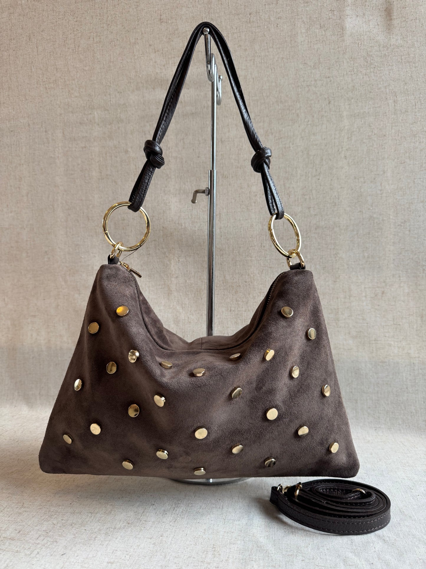 Borsa a spalla Agata - borchie, misura grande, con tracolla lunga