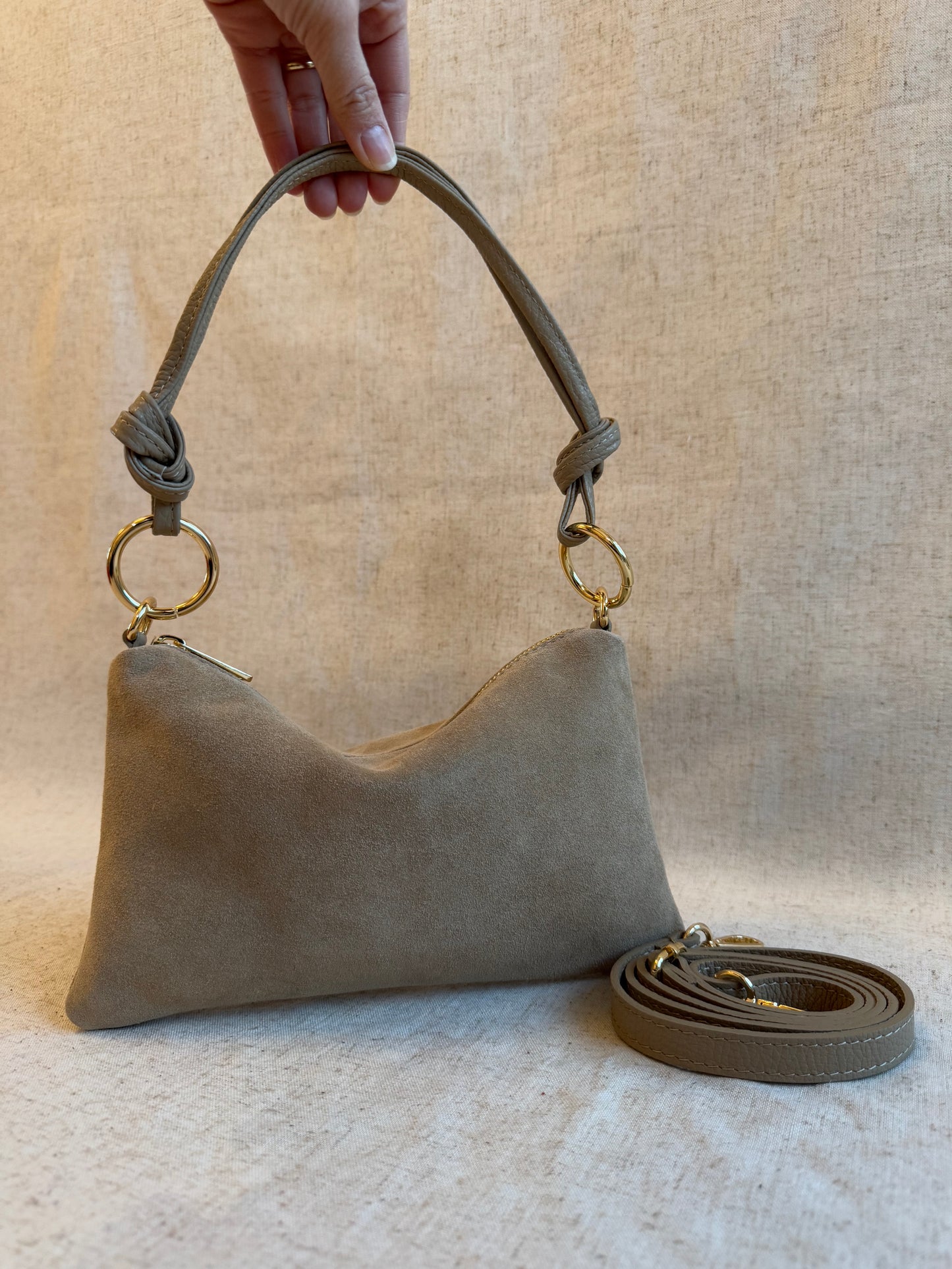 Borsa a spalla Agata camoscio - misura piccola, con tracolla lunga