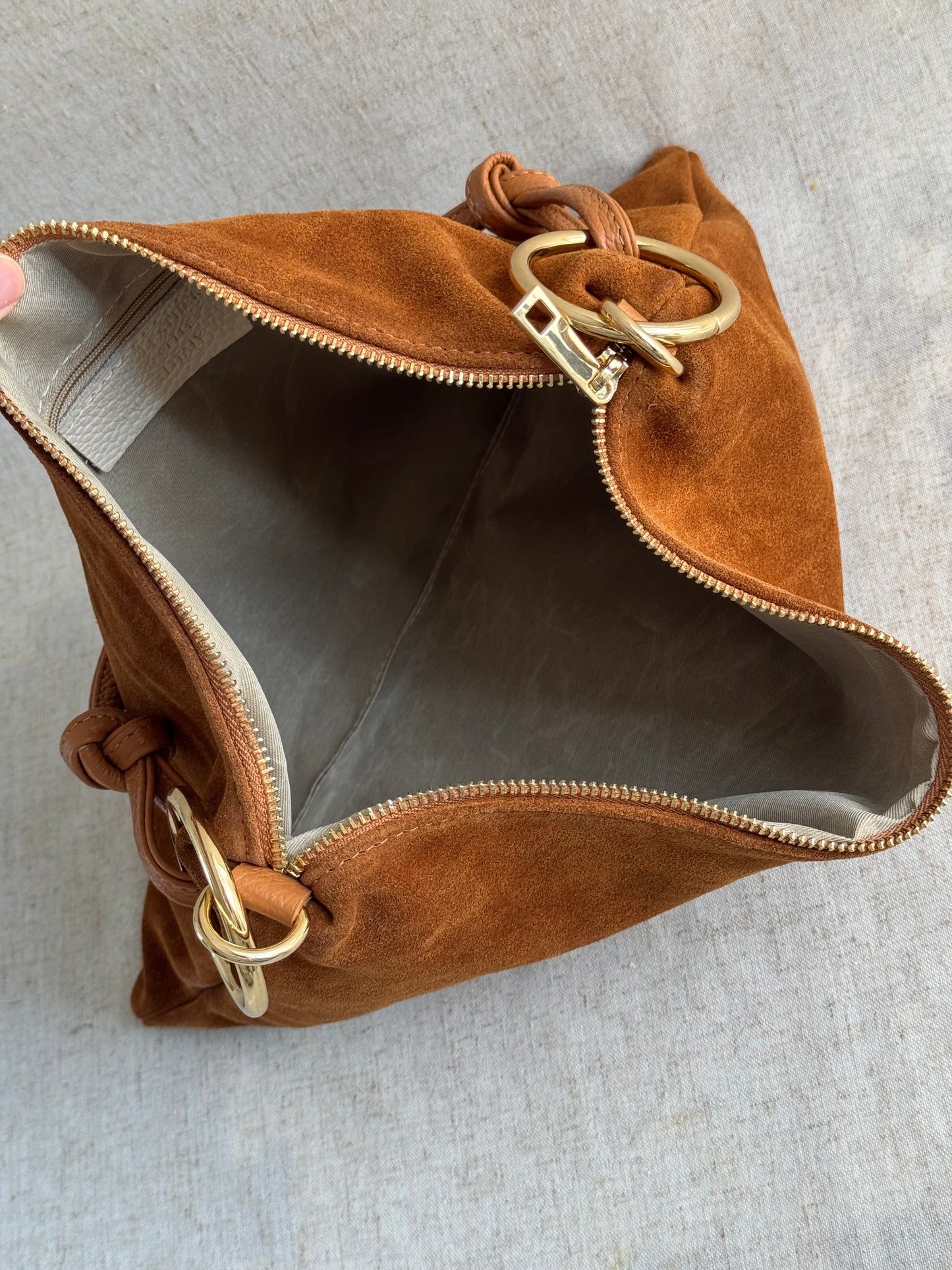 Borsa a spalla Agata camoscio - misura grande, con tracolla lunga