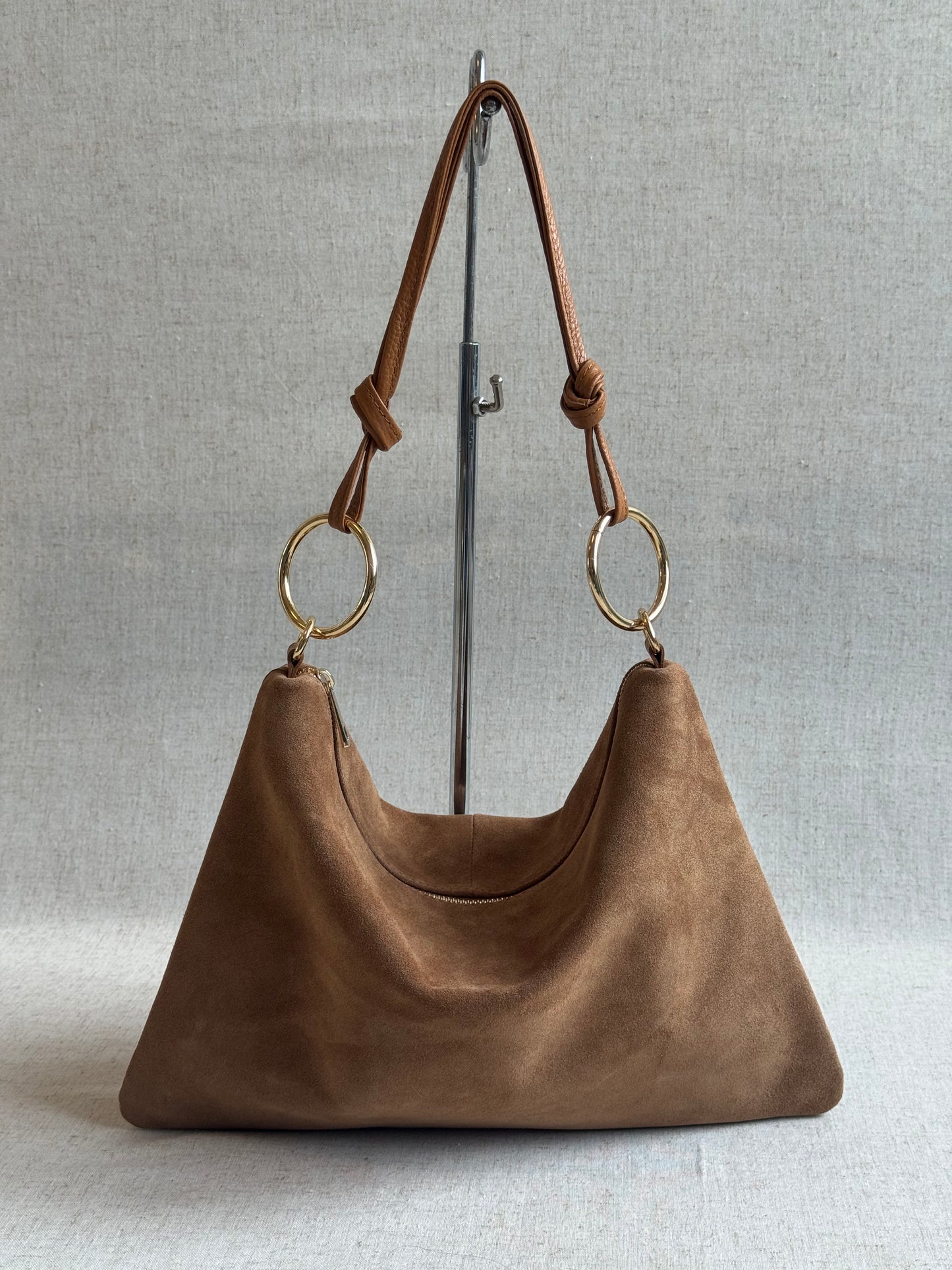 Borsa a spalla Agata camoscio - misura grande, con tracolla lunga