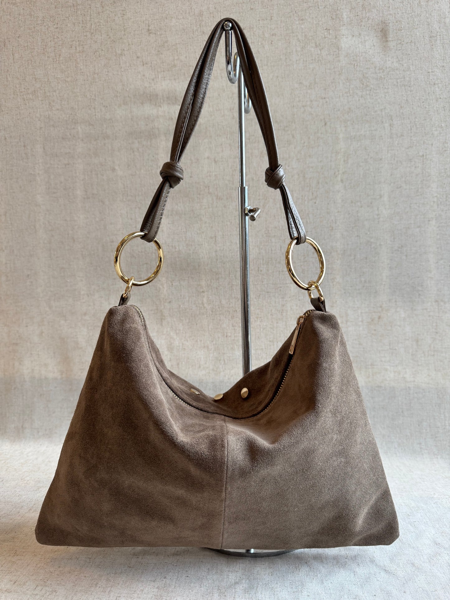 Borsa a spalla Agata - borchie, misura grande, con tracolla lunga