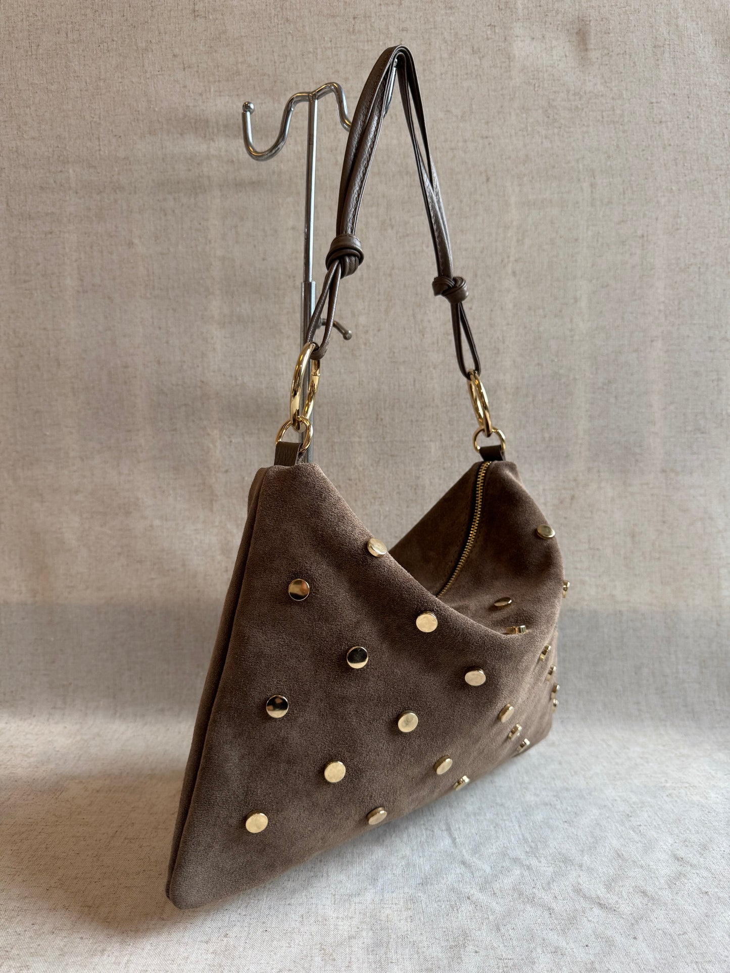 Borsa a spalla Agata - borchie, misura grande, con tracolla lunga