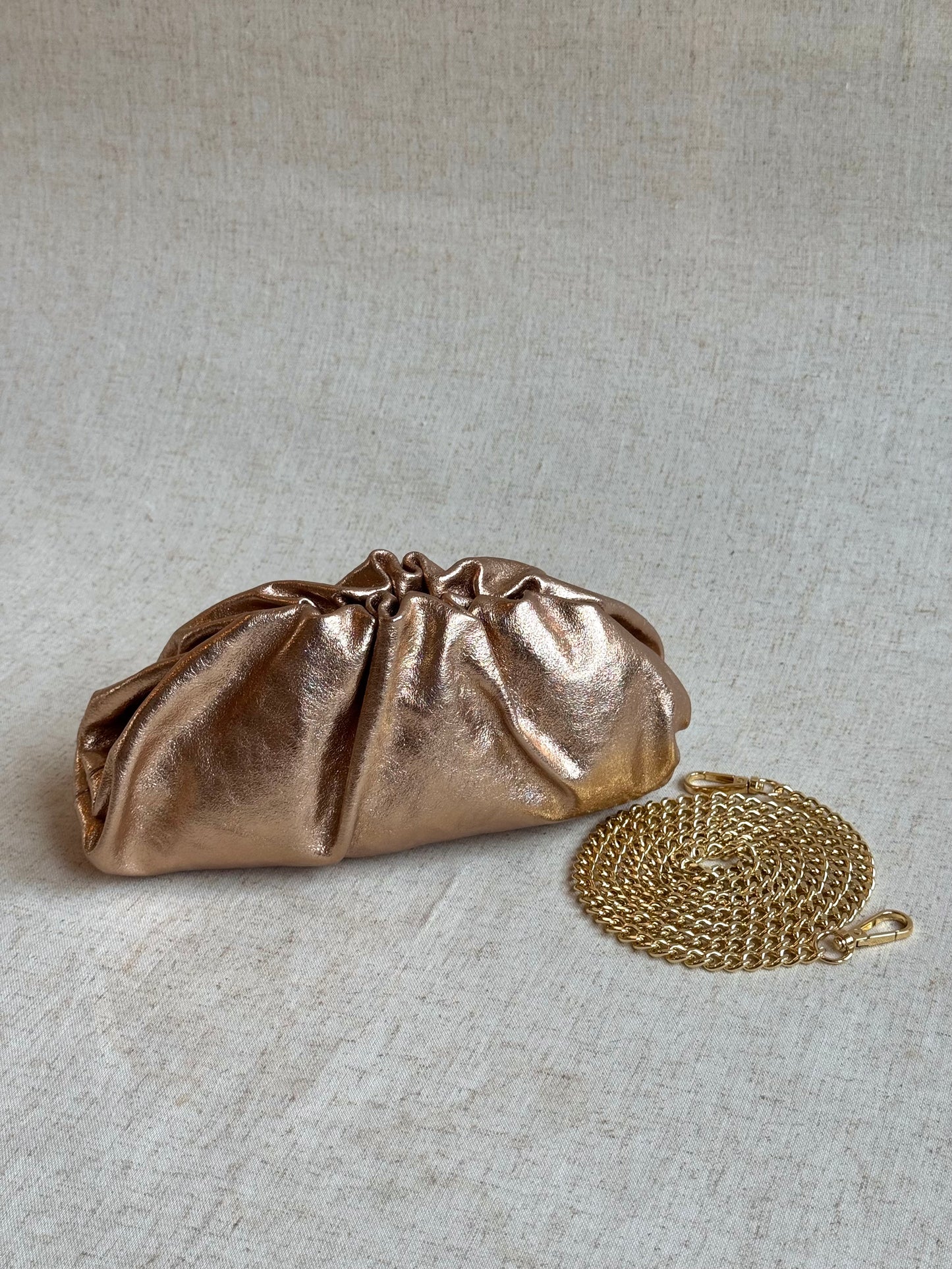 Pochette Claudia - laminato, misura piccola, tracolla in catena