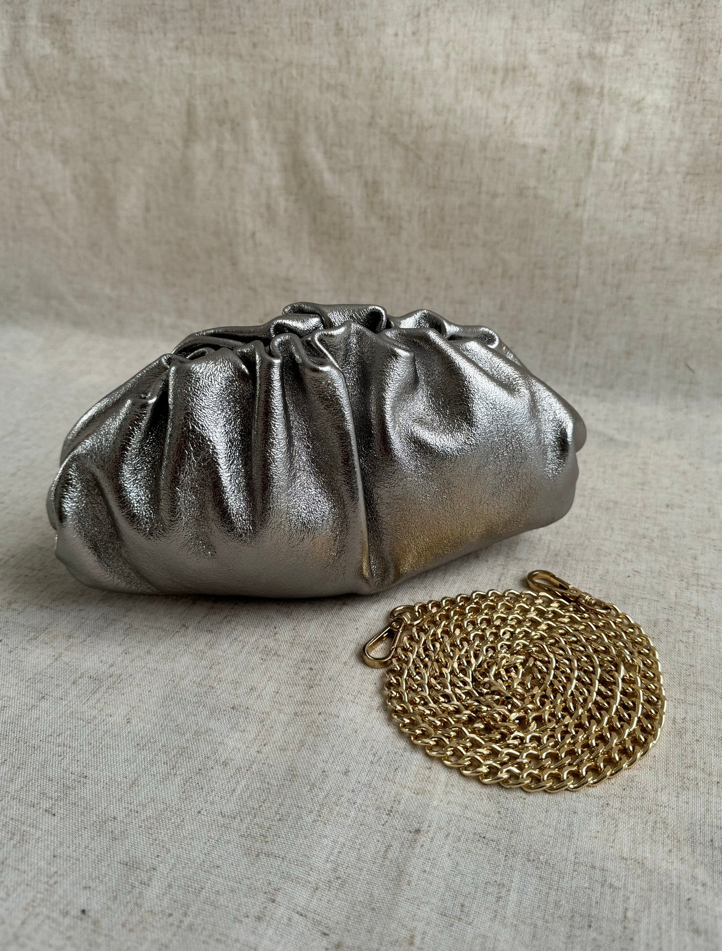 Pochette Claudia - laminato, misura piccola, tracolla in catena