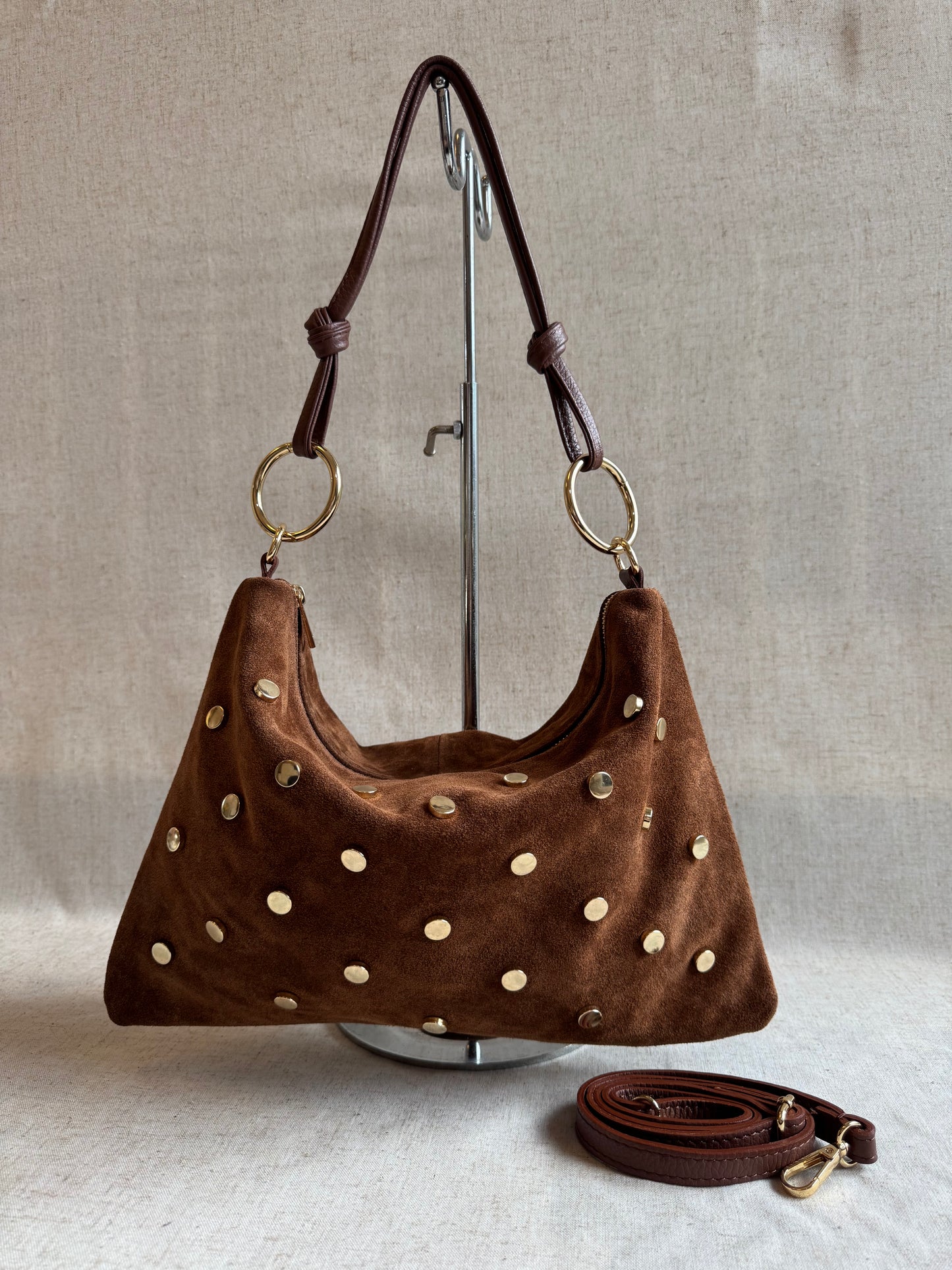 Borsa a spalla Agata - borchie, misura grande, con tracolla lunga