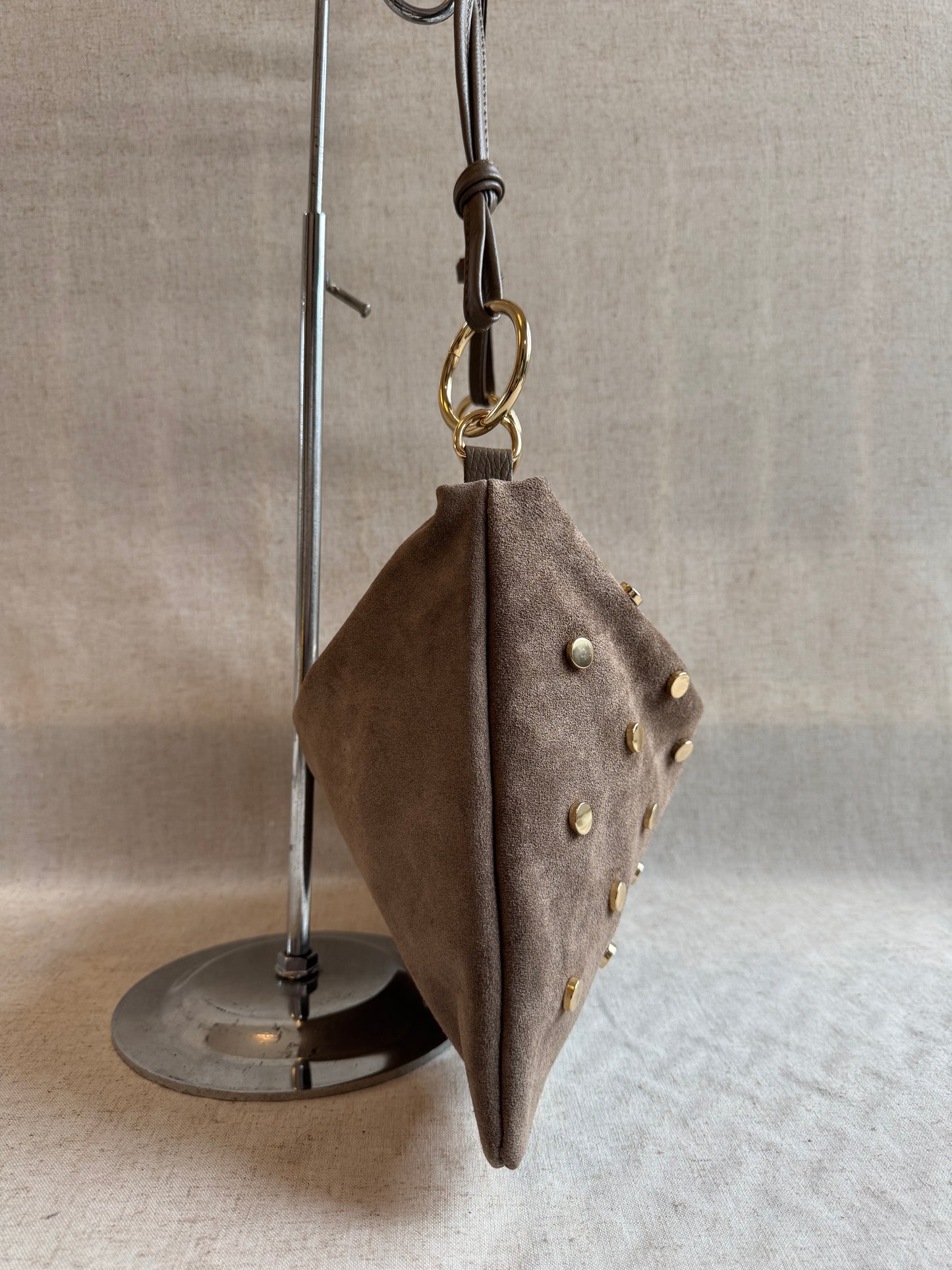 Borsa a spalla Agata - borchie, misura grande, con tracolla lunga
