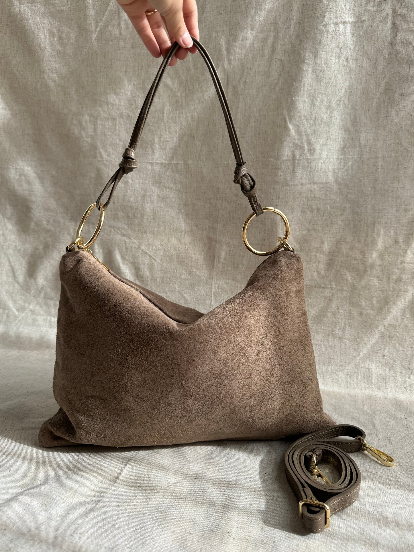 Borsa a spalla Agata camoscio - misura grande, con tracolla lunga