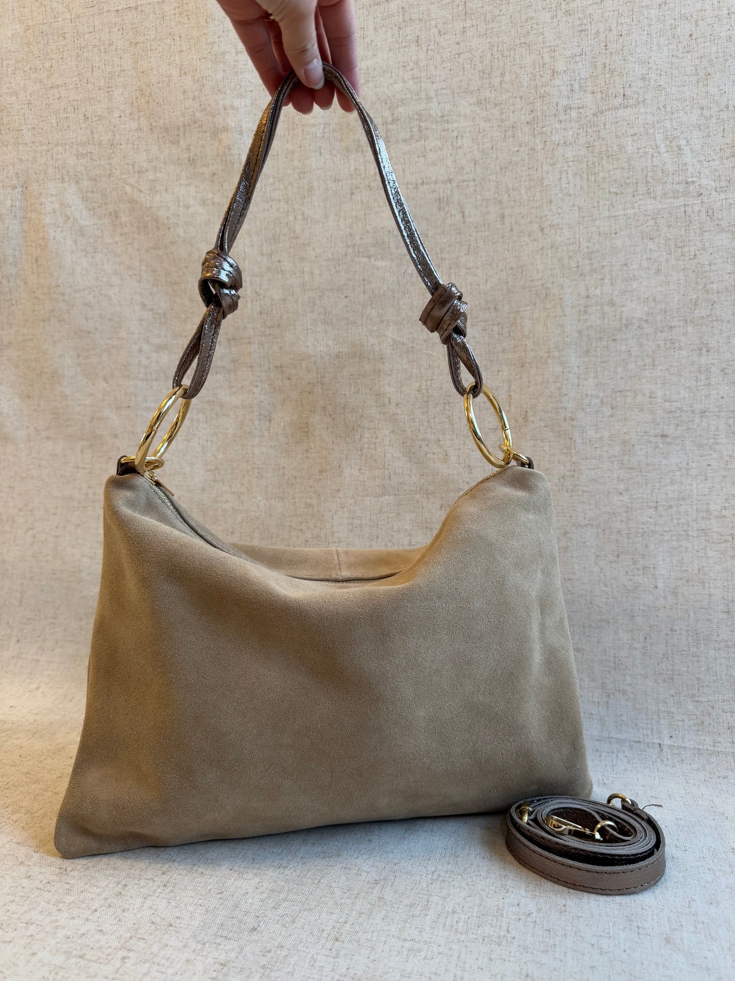 Borsa a spalla Agata camoscio - misura grande, con tracolla lunga