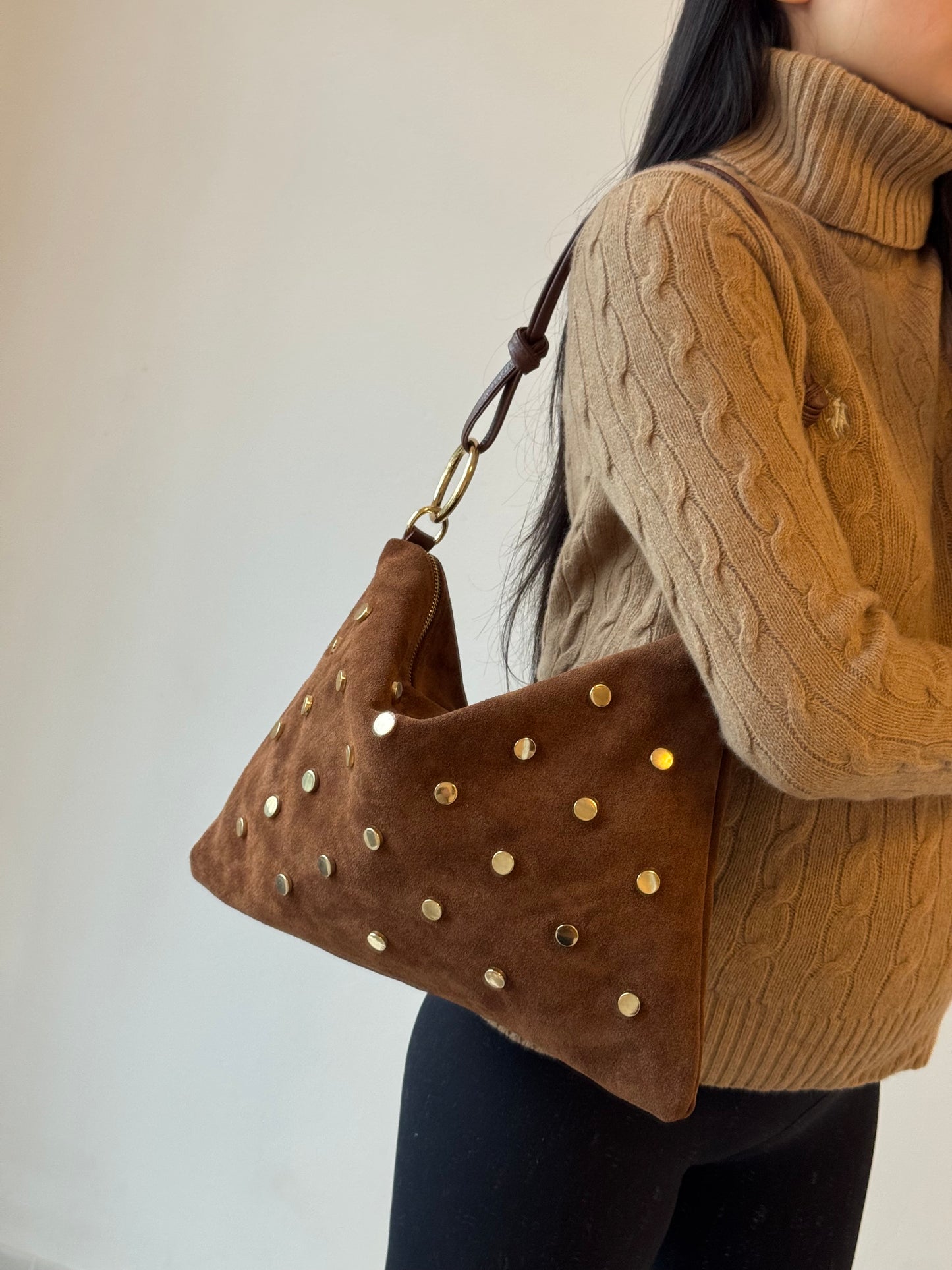 Borsa a spalla Agata - borchie, misura grande, con tracolla lunga