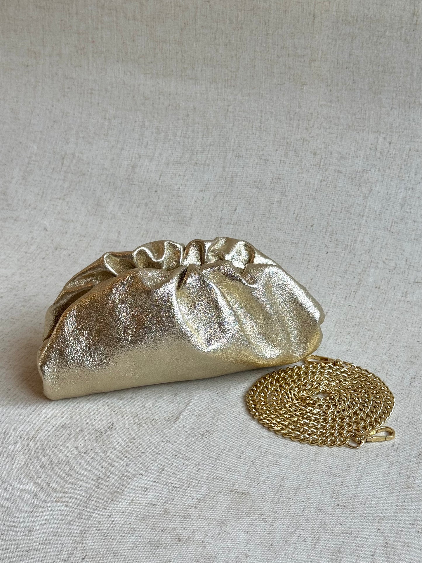 Pochette Claudia - laminato, misura piccola, tracolla in catena