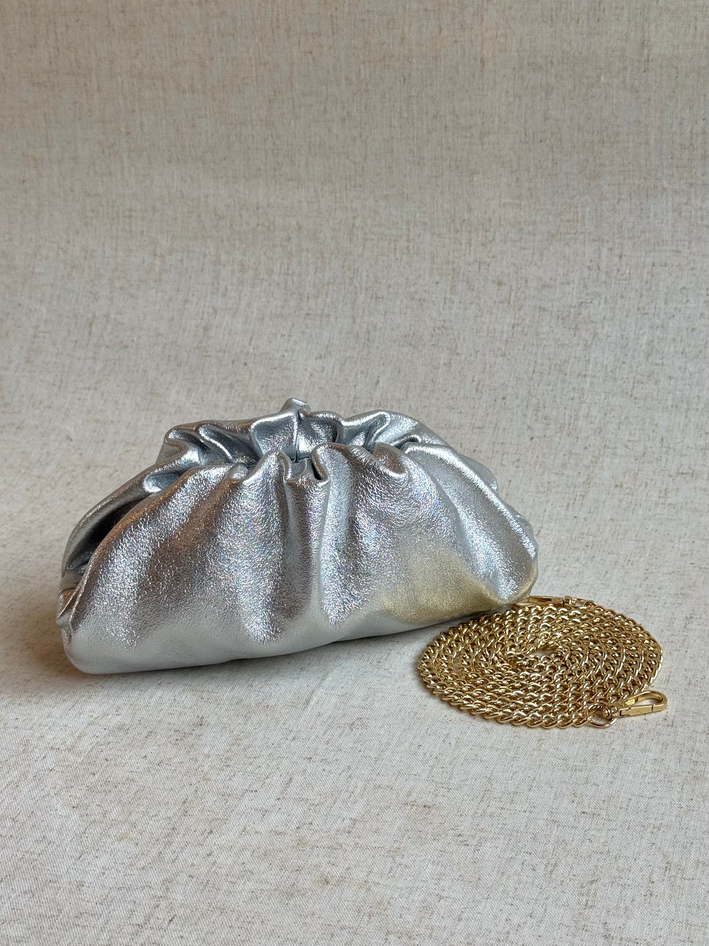 Pochette Claudia - laminato, misura piccola, tracolla in catena