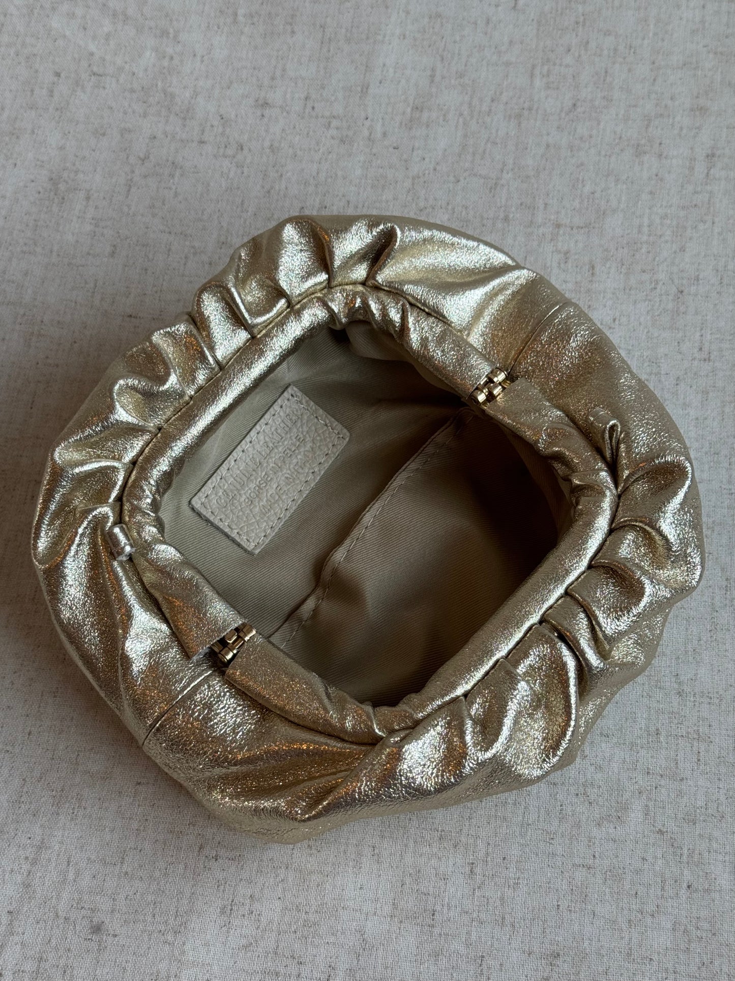 Pochette Claudia - laminato, misura piccola, tracolla in catena