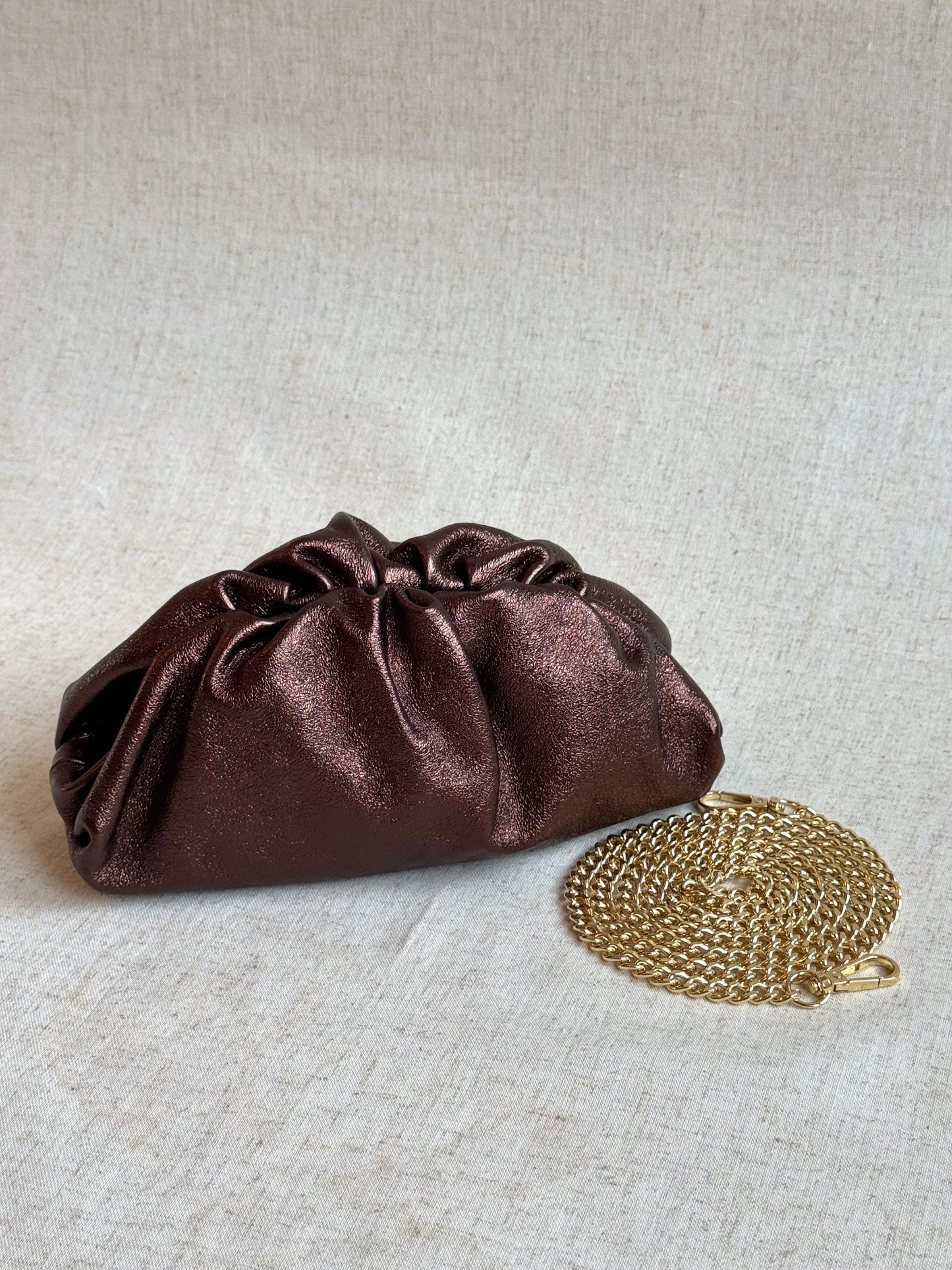 Pochette Claudia - laminato, misura piccola, tracolla in catena