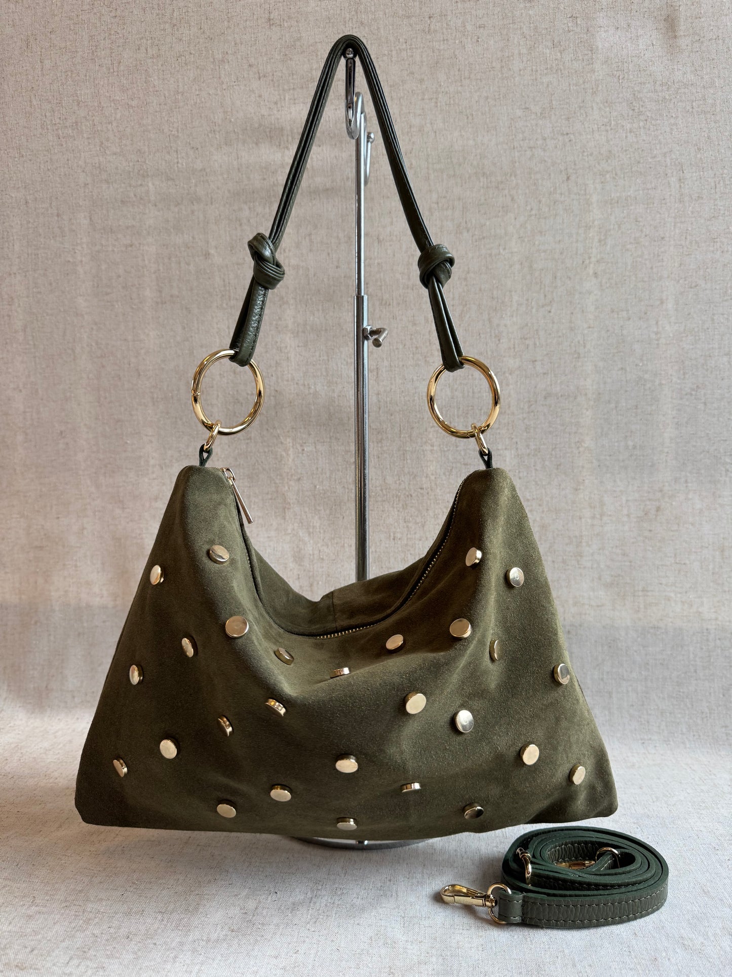 Borsa a spalla Agata - borchie, misura grande, con tracolla lunga