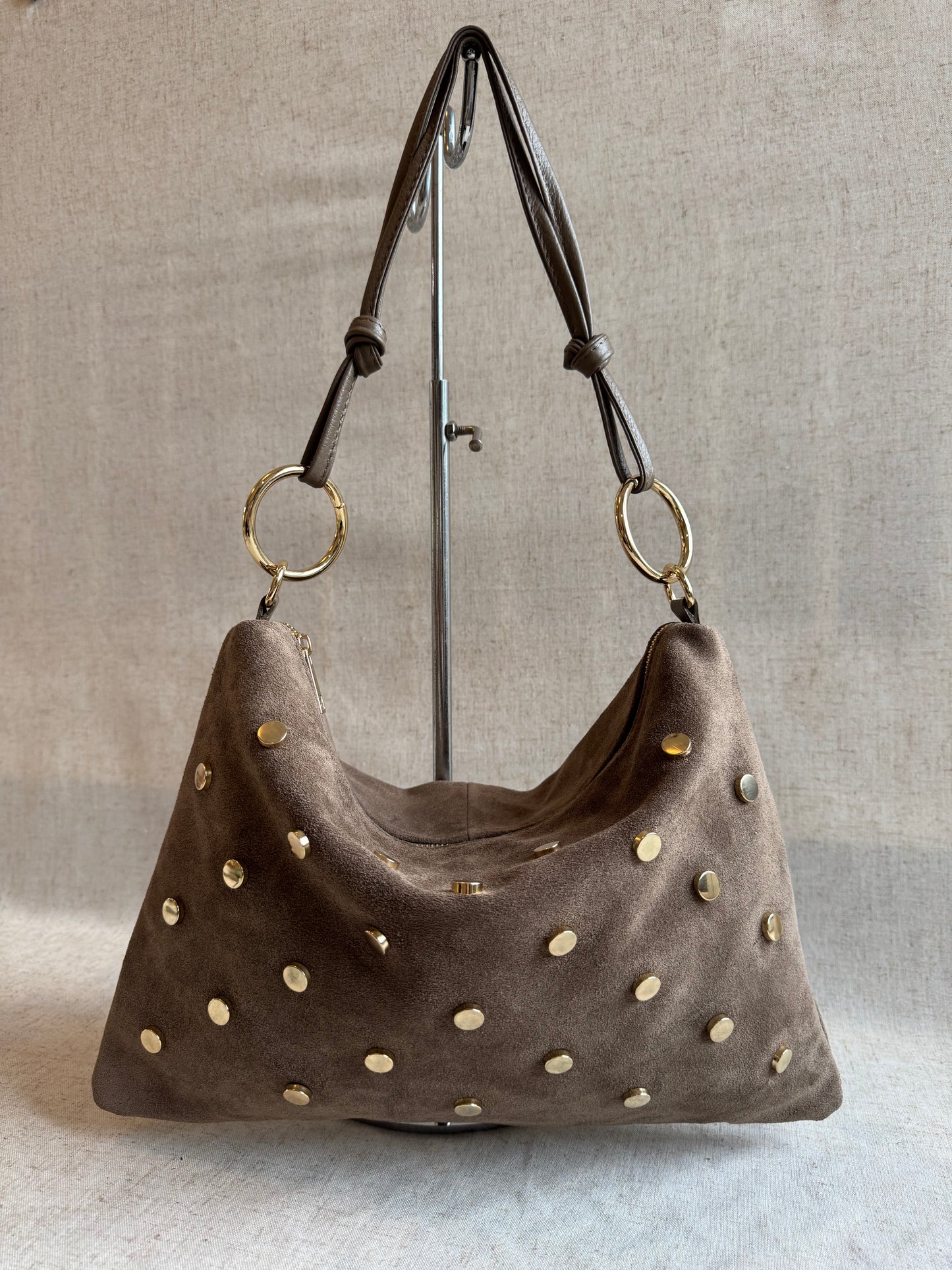Borsa a spalla Agata - borchie, misura grande, con tracolla lunga