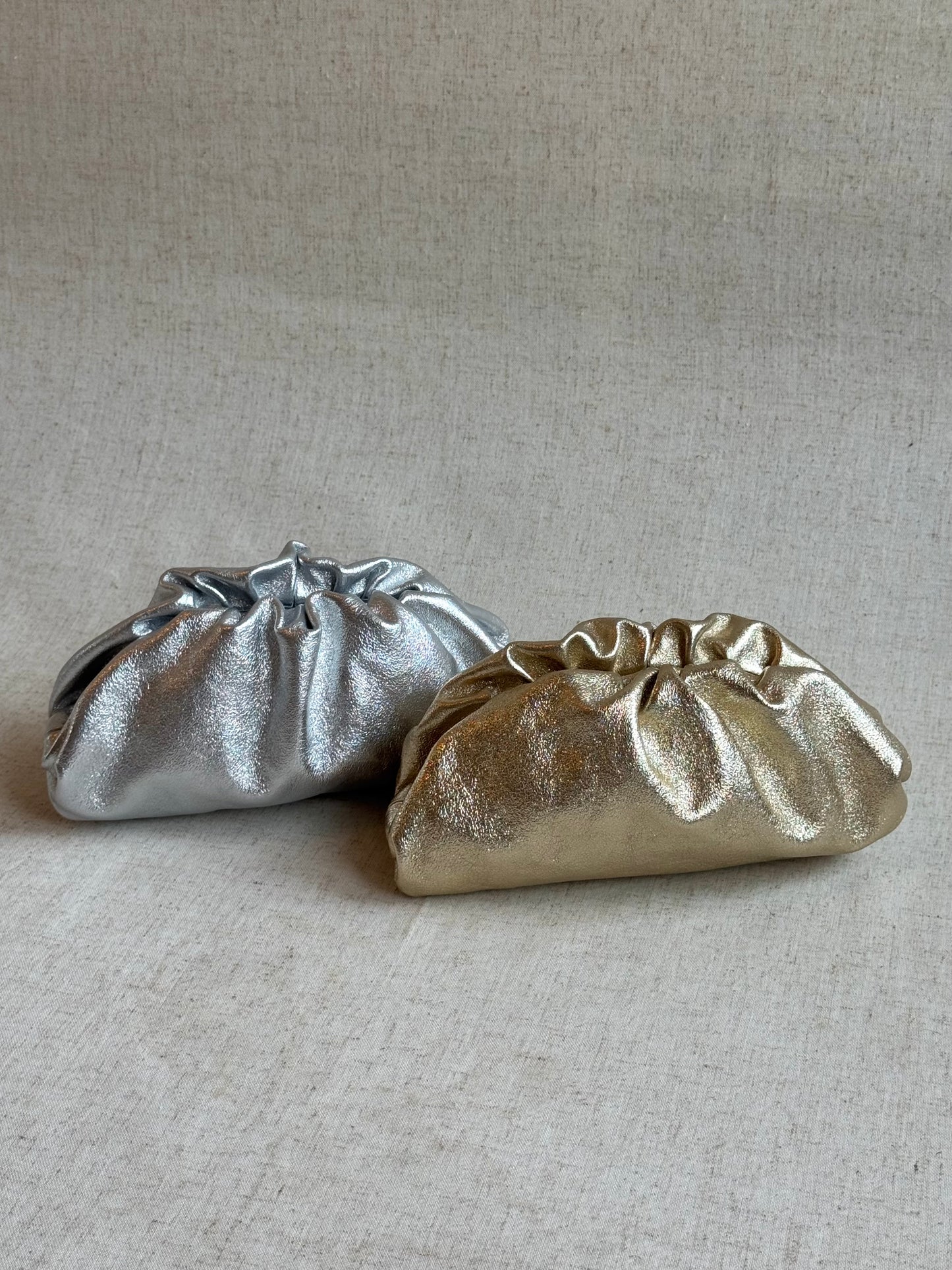 Pochette Claudia - laminato, misura piccola, tracolla in catena