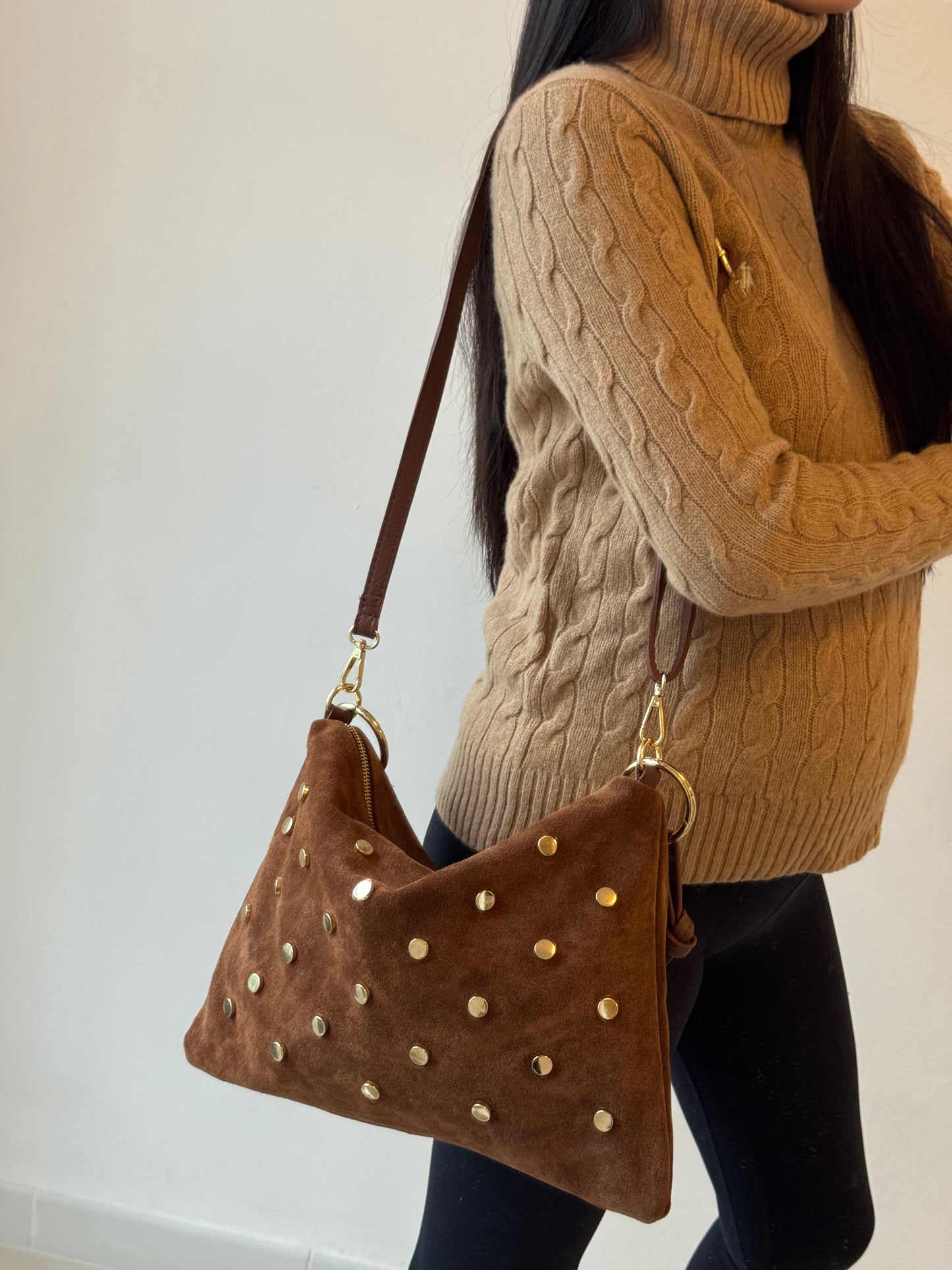 Borsa a spalla Agata - borchie, misura grande, con tracolla lunga