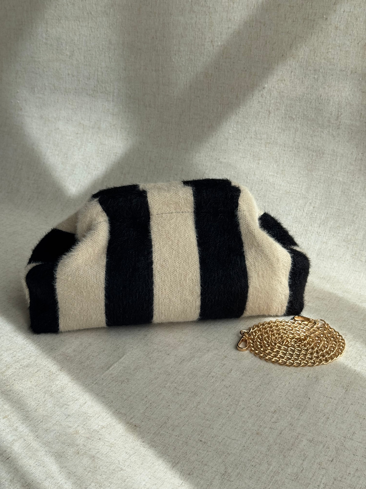 Pochette Sicilia - effetto mohair, con tracolla in catena